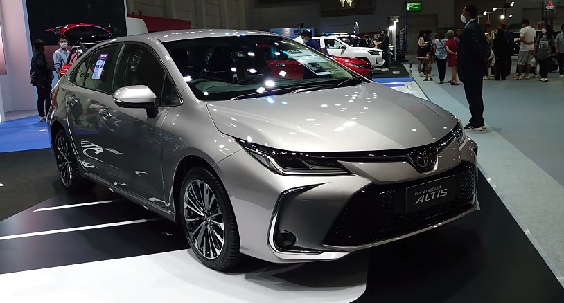 Keren! Toyota Corolla Altis 2023 Tampil Lebih Modern dan Sporty dengan Teknologi Hybrid EV