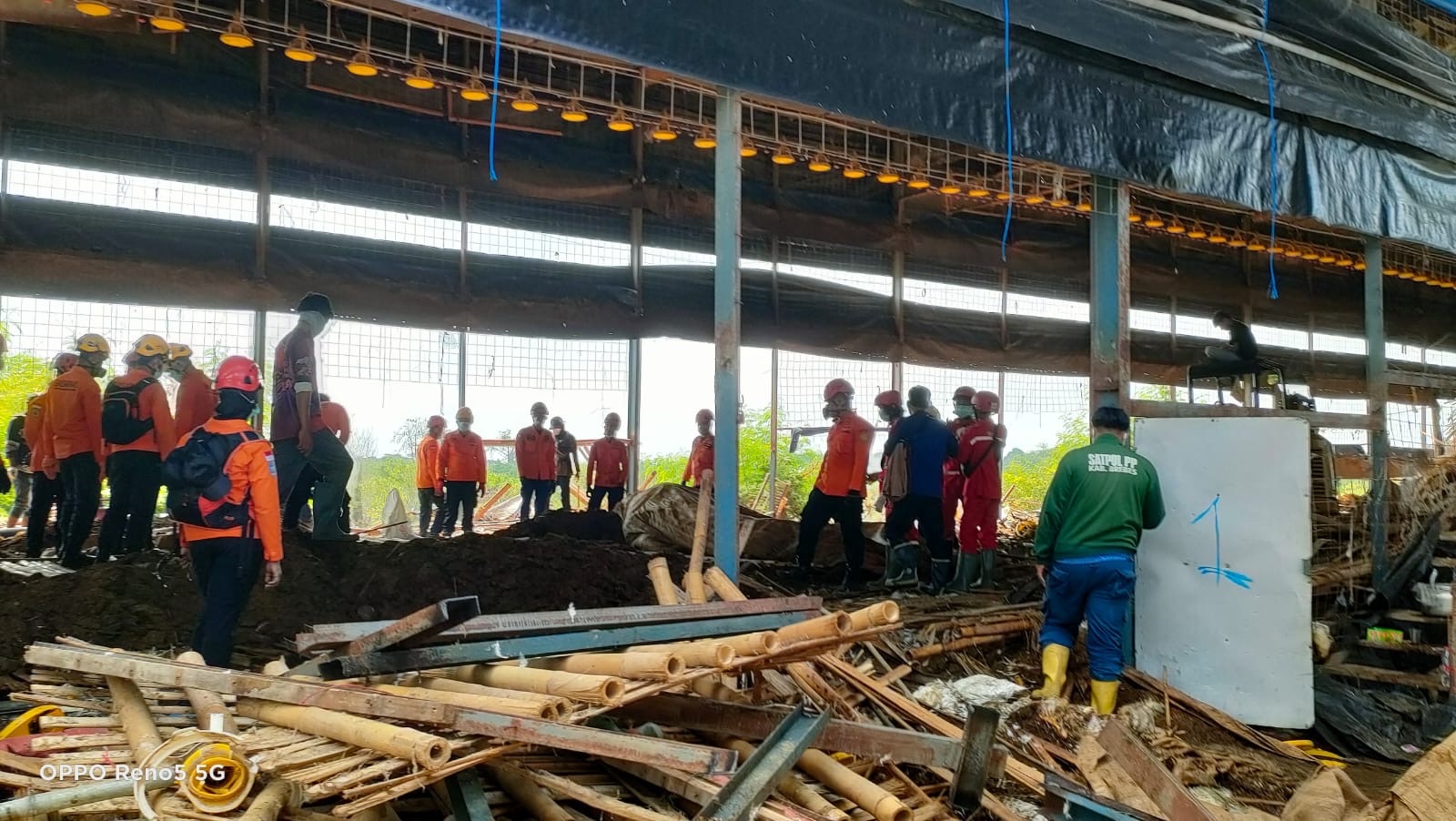 Kandang Ayam di Brebes Ambruk, Seorang Pekerja Hilang Diduga Tertimbun