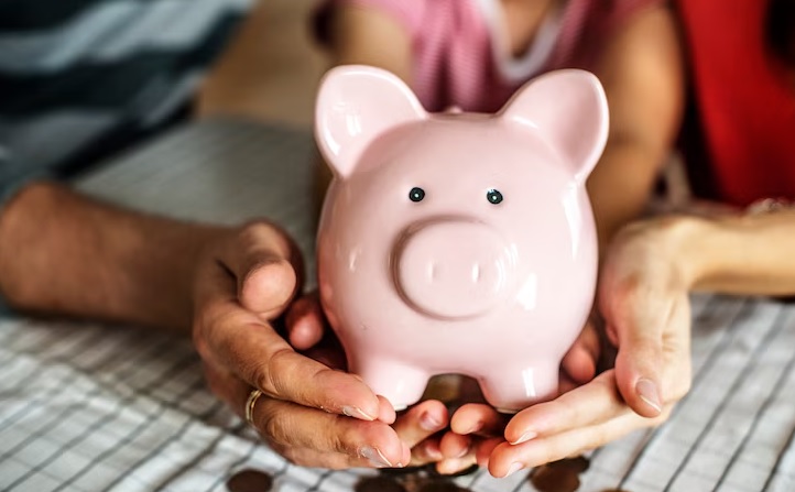 Bingung Nabung Emas atau Uang? Ini Masing-masing Kelebihan dan Kekurangannya