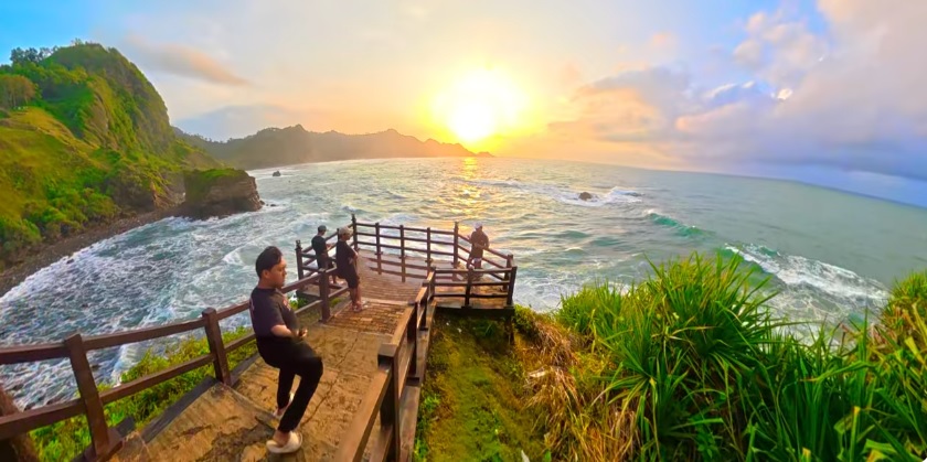7 Pantai dengan View Keren di Jawa Tengah, Tiket Murah Meriah