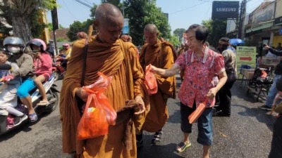 Usai Gurauan Habib Luthfi, 32 Biksu Thailand Terkesima dengan Salam di Kanzus Sholawat Habib Luthfi