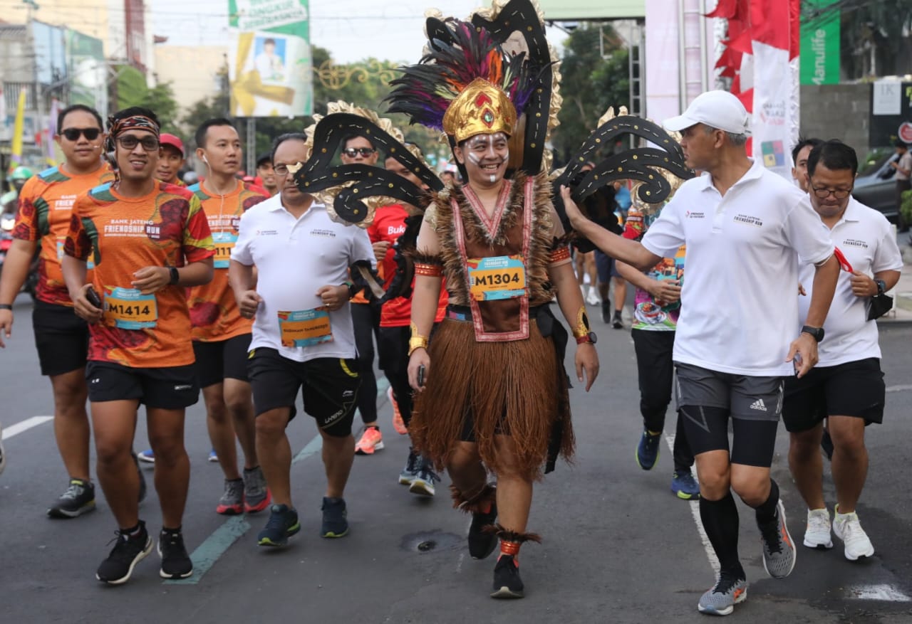 Ikut Friendhsip Run Borobudur Marathon 2022, Ganjar Lari Bareng dengan Iron Man sampai Werkudara