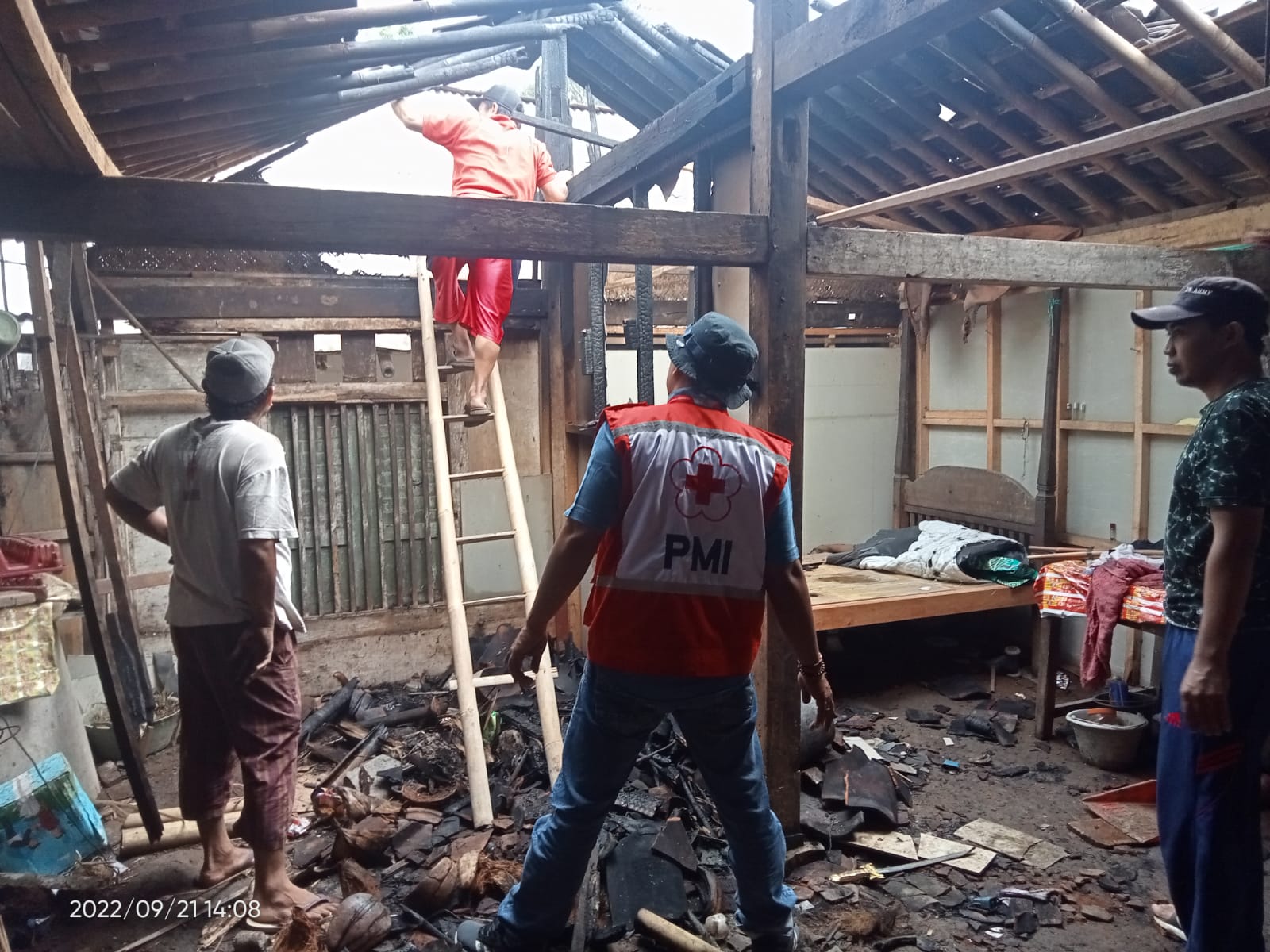 Rumah Warga Gantungan Ludes Terbakar Saat Ditinggal Ambil Bansos di Kecamatan