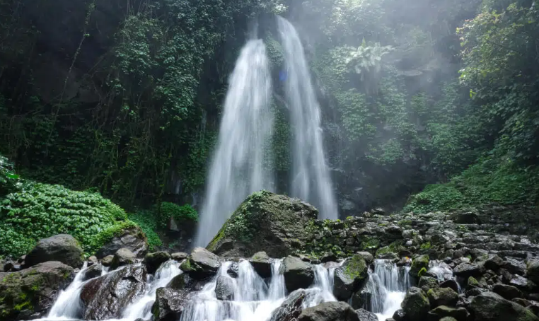 7 Air Terjun Hidden Gem di Jateng yang Cocok buat Berselfie ria!