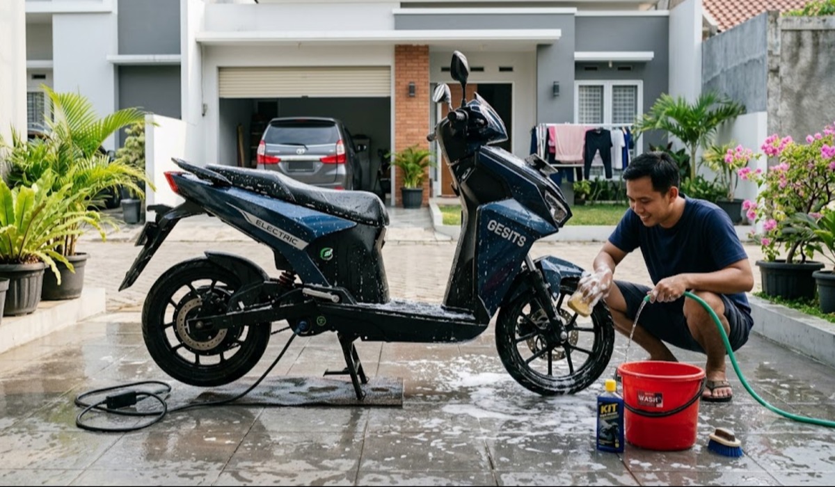 8 Cara Aman Mencuci Motor Listrik di Rumah Tanpa Takut Konslet