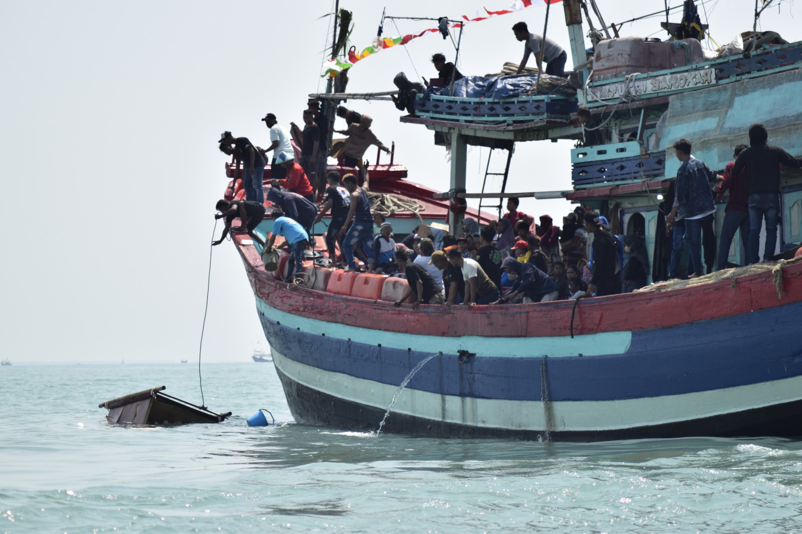 Ratusan Personel Gabungan Amankan Prosesi Larung Saji Sedekah Laut Kota Tegal