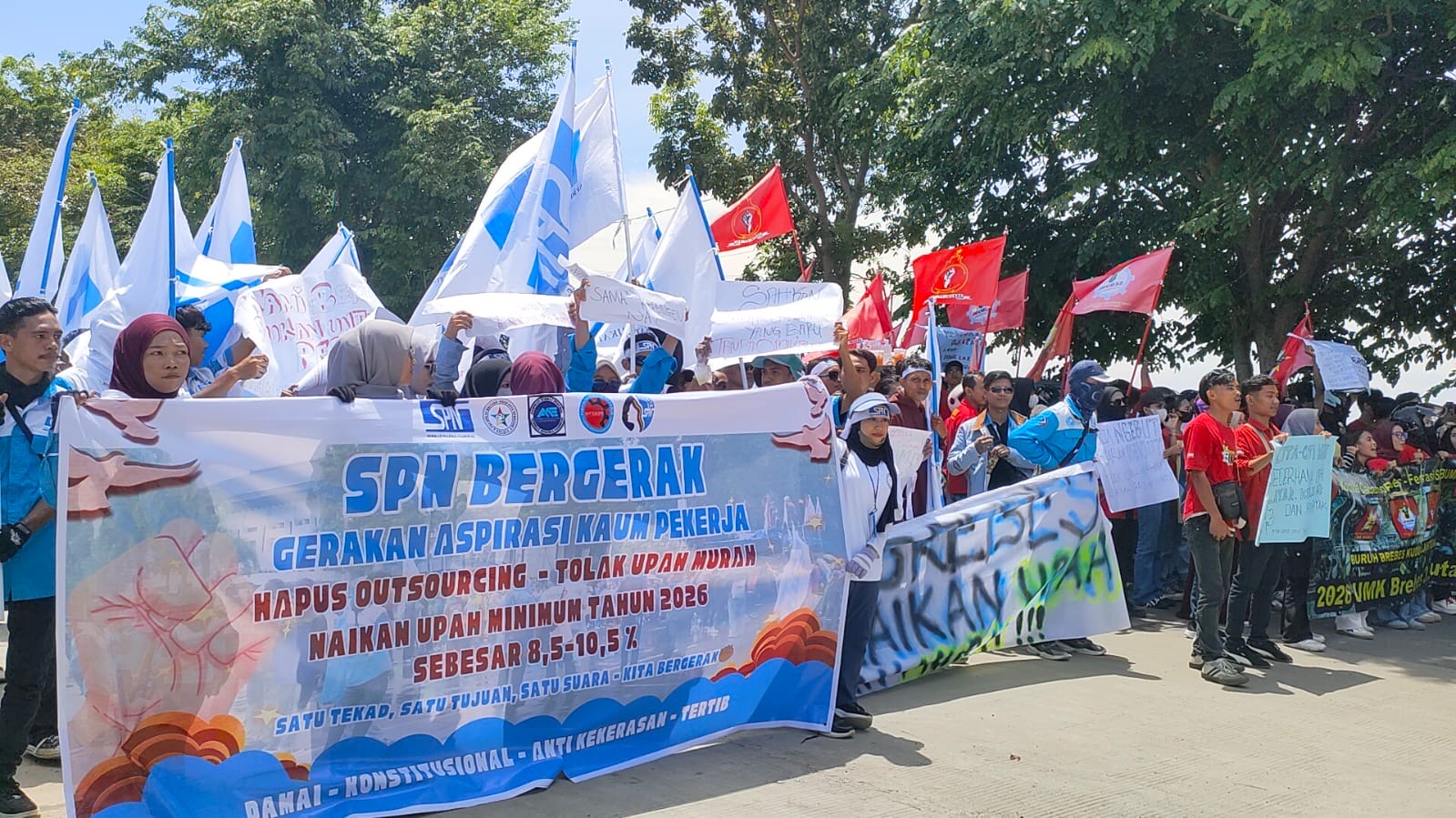 Tuntut Kenaikan Upah, Buruh di Brebes Geruduk KPT Brebes