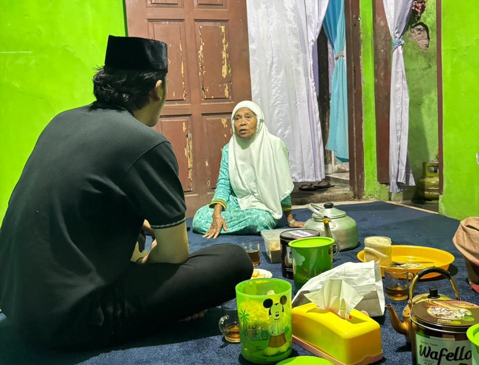 Calon Bupati Tegal Bima Sakti Terima Doa Istimewa dari Tokoh Ini saat Menginap di Rumah Warga