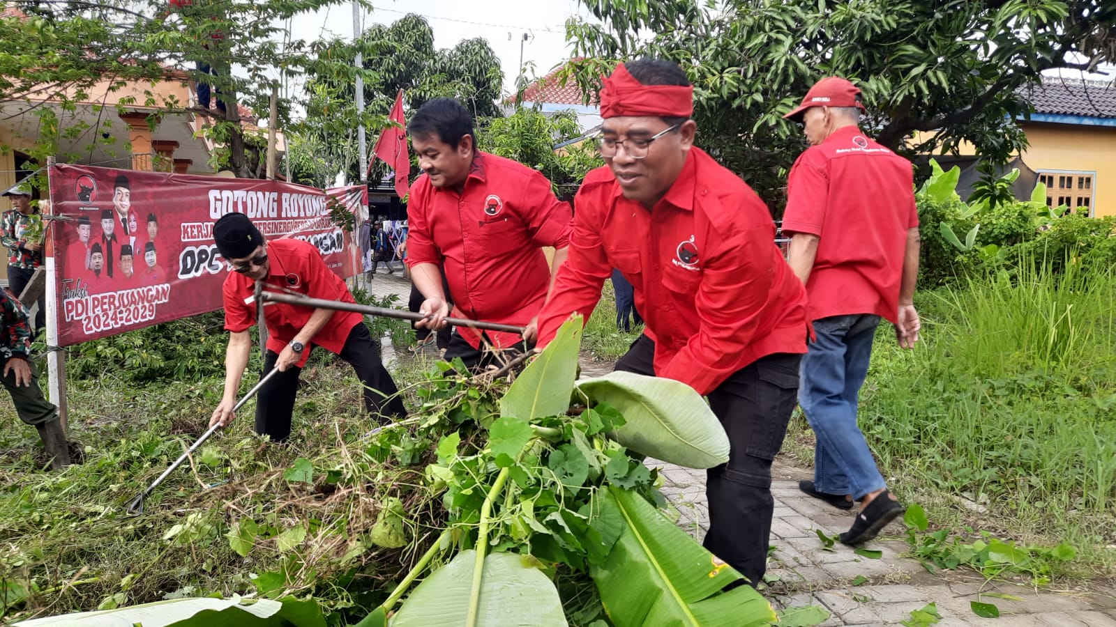 Bangkitkan Semangat Gotong Royong, Kader PDI Perjuangan di Tegal Lakukan Hal Ini Saat Hari Lahir Pancasila