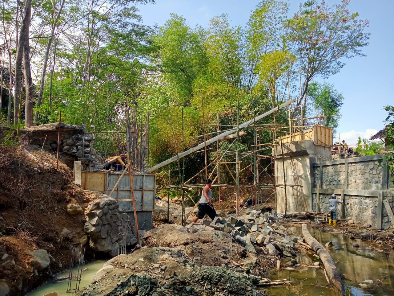 Rusak Diterjang Bencana 2019 Lalu, Pemkab Kembali Bangun Jembatan Kali Kerut