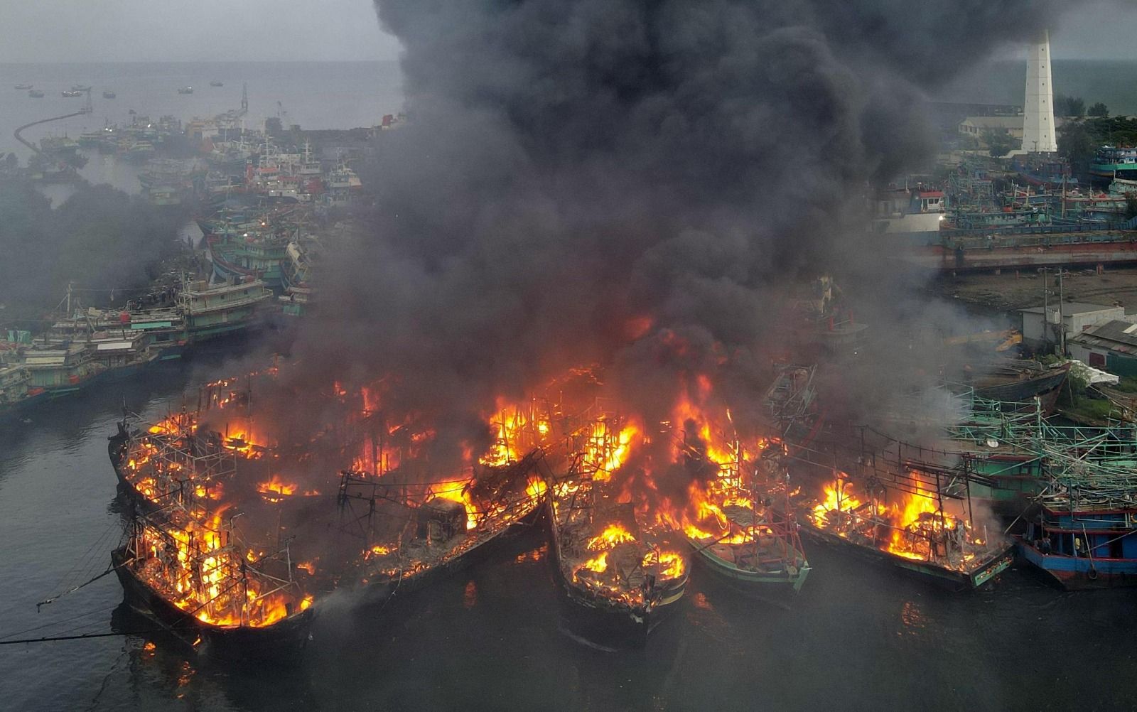 Polisi Selidiki Penyebab Kebakaran Kapal di Pelabuhan Tegal yang Menghanguskan 24 Unit