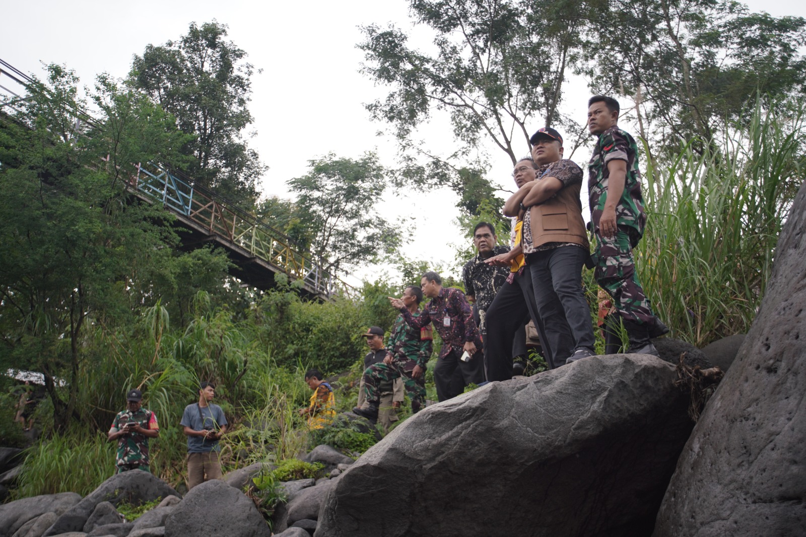 Rusak Diterjang Arus, Bupati Ischak Tinjau dan Percepat Perbaikan Jembatan Danawarih 