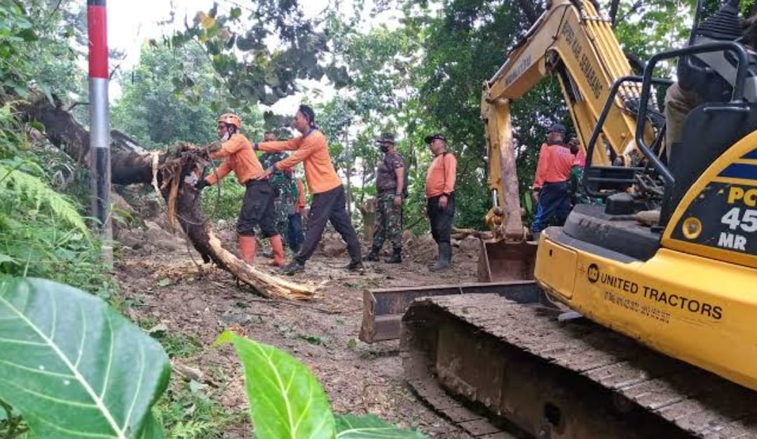 Tangani Longsor di Salem Brebes, 3 Alat Berat Diterjunkan