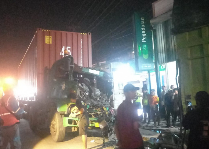 Diduga Sopir Kurang Konsentrasi, Truk Tabrak Kendaraan yang Parkir di Bulakamba Brebes