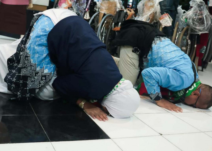 Tangis Haru Sambut Kepulangan Kloter 1 Jemaah Haji Jawa Tengah di Donohudan, Gubernur Apresiasi Pelayanan