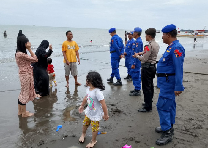 Obyek Wisata Pantai di Tegal Dipadati Pengunjung, Polisi Lakukan Hal Ini