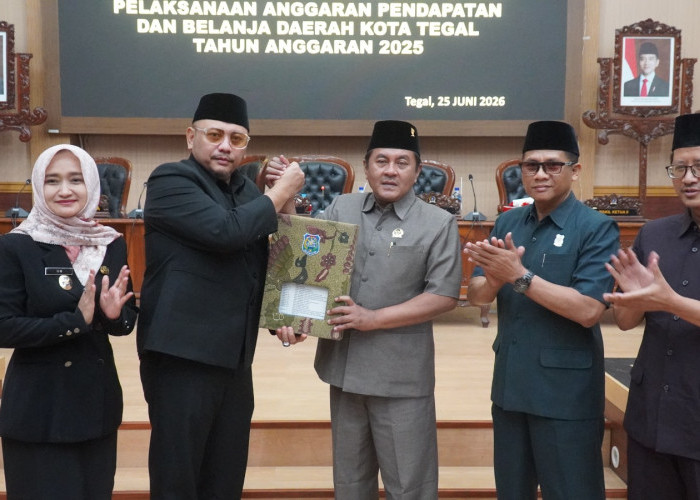 Pertahankan Opini WTP, Wali Kota Tegal Serahkan Raperda APBD 2025 ke DPRD