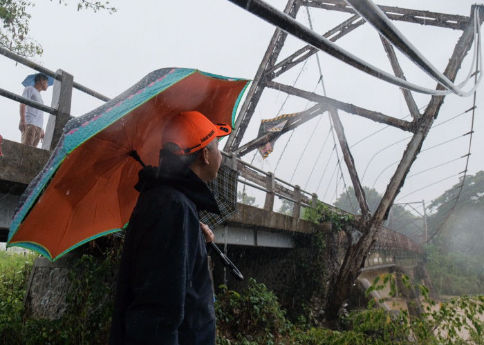Berbahaya, Ganjar Akan Surati Perhutani untuk Selesaikan Perbaikan Jembatan yang Rusak Diterjang Banjir