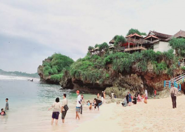 3 Pantai Pasir Putih Dekat Klaten dengan Pemandangan Alam yang Bikin Terpana
