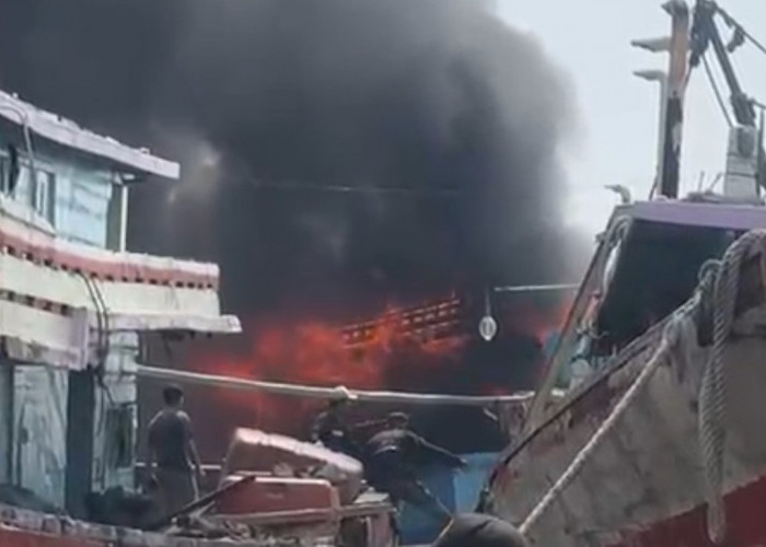 Kebakaran Kapal di Pelabuhan Tegal, Diduga Ini Penyebabnya