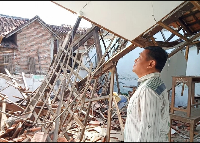 DPRD Minta Disdikbud Segera Perbaiki Gedung SDN 01 Bojongnangka Pemalang : Perbaikan Jangan Tunggu Ambruk 