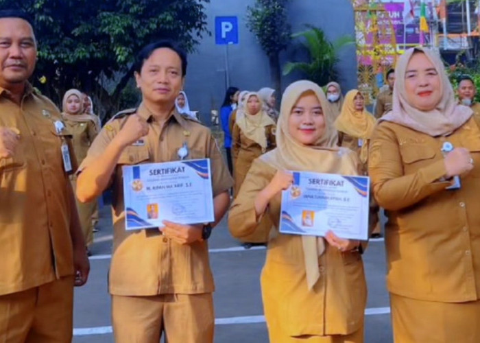 Kepala DPMPTSP Beri Apresiasi Dua Pegawai Berkinerja Terbaik