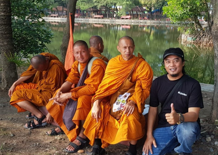 Biksu Thailand Jalan Kaki Sejak Maret, Ternyata Ini Rahasia Kekuatannya