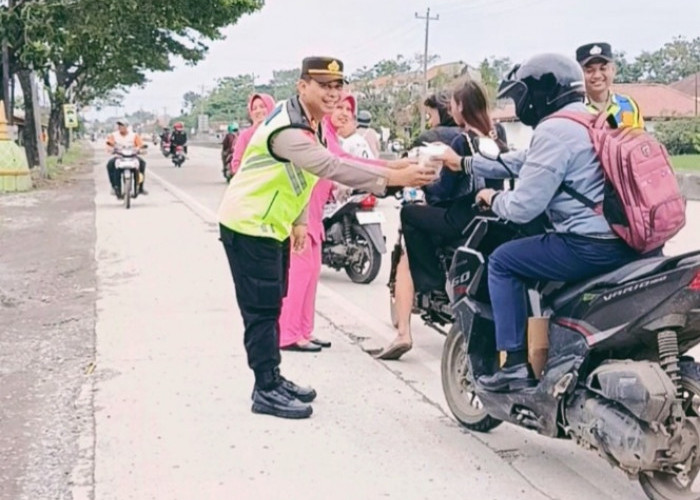 Puasa, Polisi di Pemalang Turun ke Jalan Bagikan Takjil dan Pesan Keselamatan