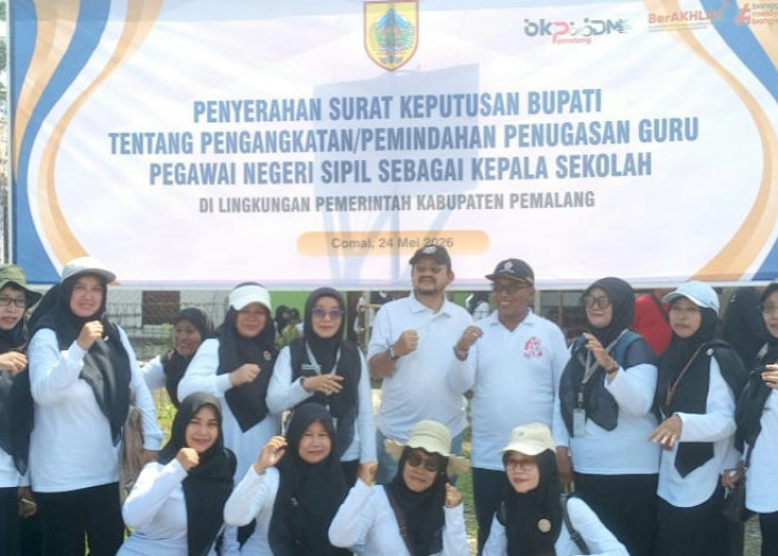 Serahkan SK Mutasi dan Penagangkatan Kepala Sekolah, Bupati Anom Minta Kasek Adaptif dan Kreatif