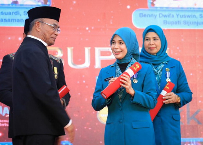 Gegara Stunting, Istri Gubernur Jateng Siti Atikoh Diganjar Penghargaan BKKBN 