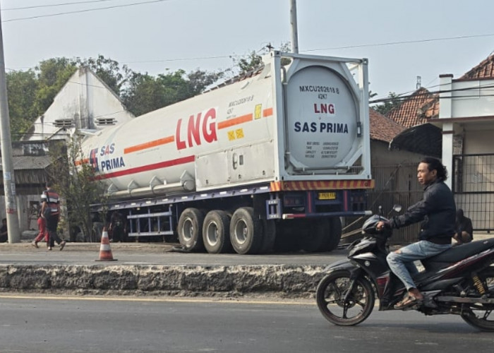Truk Seruduk Rumah di Jalur Pantura Tanjung-Brebes