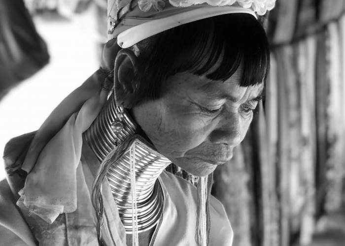 Kebiasaan Unik Memanjangkan Leher oleh Suku Karen di Thailand