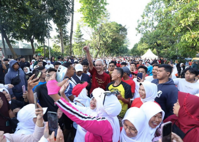 Diam-diam Jogging di Lapangan Gasibu Bandung, Ganjar Dikerubuti Warga : Ganteng Pisan