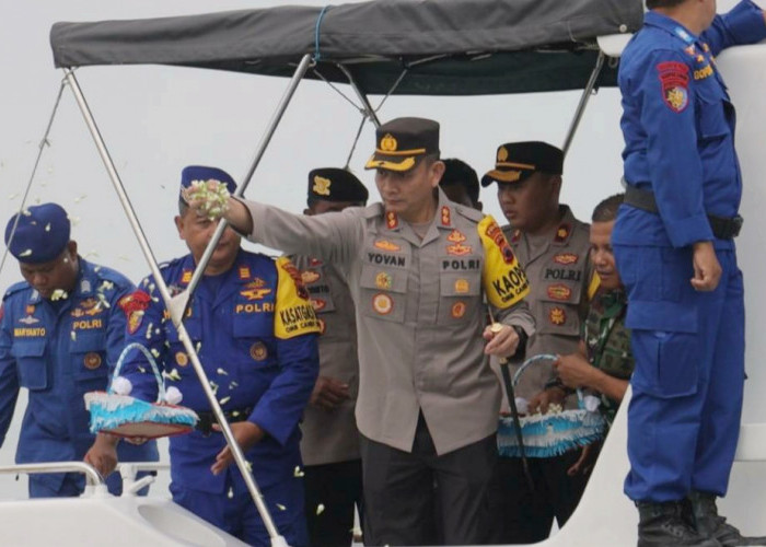 Beri Penghormatan Pahlawan pada HUT Ke-73 Polairud, Polres Pemalang Tabur Bunga di Laut