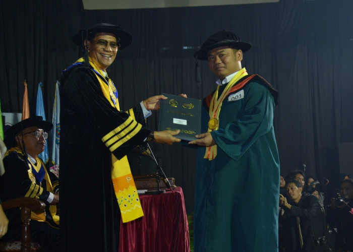 Bupati Tegal Raih Gelar Magister Manajemen dari Universitas Pancasakti Tegal