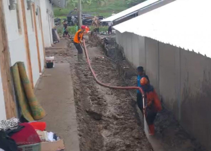 Baru Sehari Ditempati, Hunian Sementara Korban Tanah Bergerak di Brebes Diterjang BanjirDiterjang Banjir 