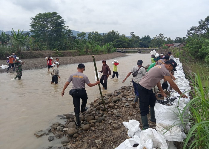 Antisipasi Meluap, TNI-Polri dan Warga Penujah Buat Tanggul Sungai Menyawak Tegal