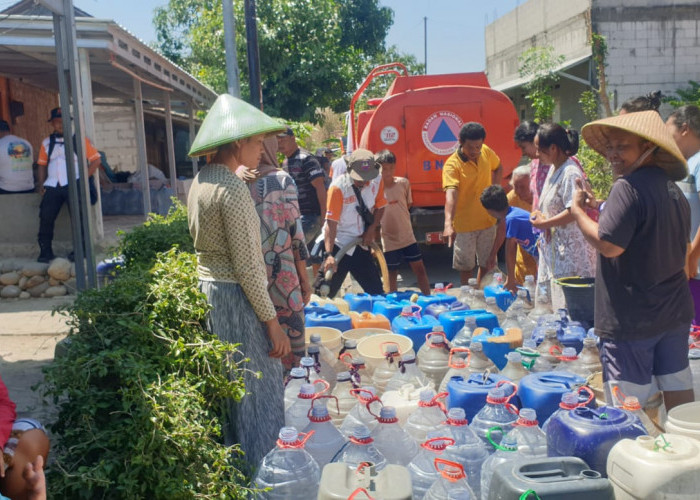 Krisis Air Bersih di Suradadi Tegal, Sumur dan Sungai Mengering, Warga Terpaksa Antre Bantuan