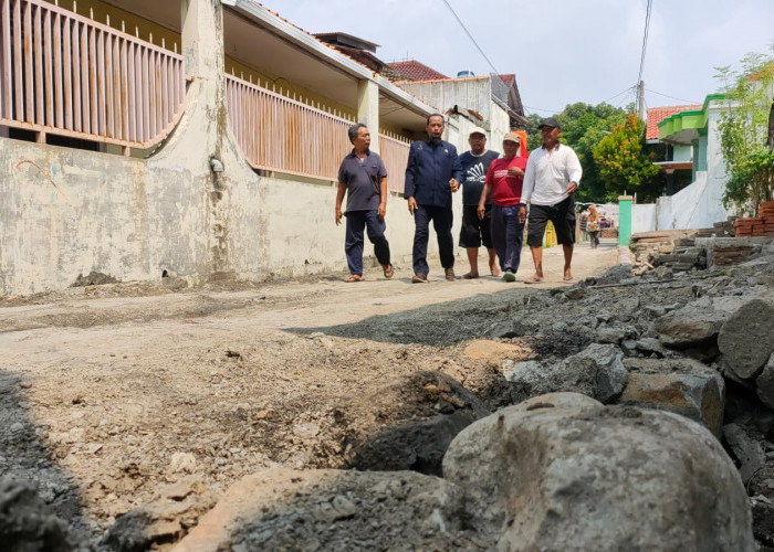 Warga Perbaiki Jalan Secara Swadaya, Anggota DPRD Kota Tegal Bilang Begini