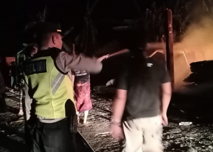 Polisi Selidiki Peyebab Kebakaran Gudang Kayu di Paguyangan Brebes