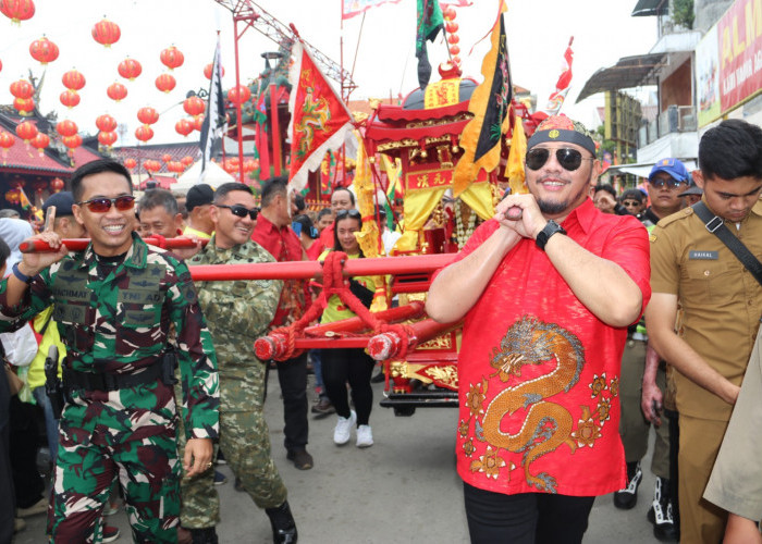 Kirab Gotong Toa Pe Kong Meriahkan Perayaan Imlek di Tegal
