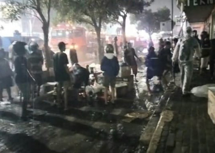 Tiga Unit Pemadam Dikerahkan untuk Tangani Pasar Pagi Pemalang yang Terbaka