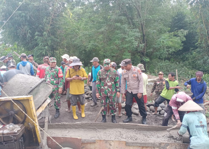 Bangun Jembatan Gantung Desa Banjaragung Kabupaten Tegal, TNI Bersinergi dengan Polri  