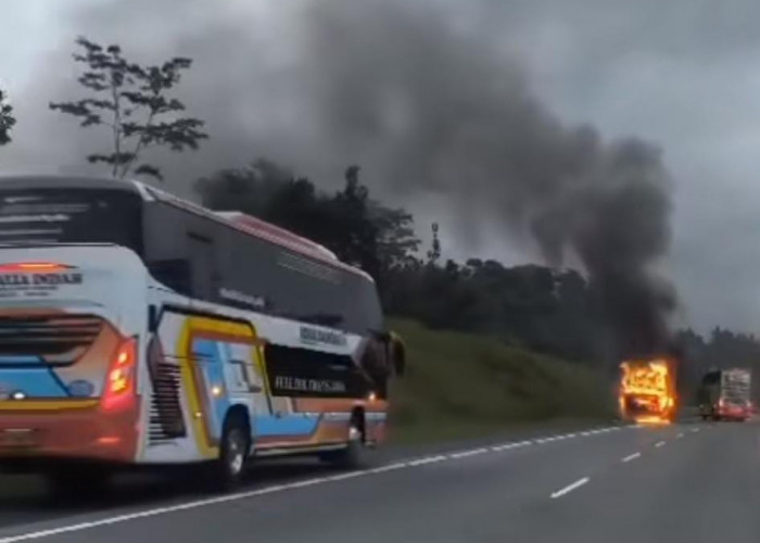 Bus Rosalia Indah Terbakar di Tol Boyolali Jelang Berbuka Puasa, Warga: Saya Kira Rumah Kebakar 