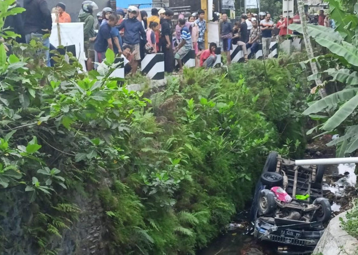 Banting Setir ke Kanan, Toyota Kijang Terjun ke Sungai Sedalam 4 Meter 