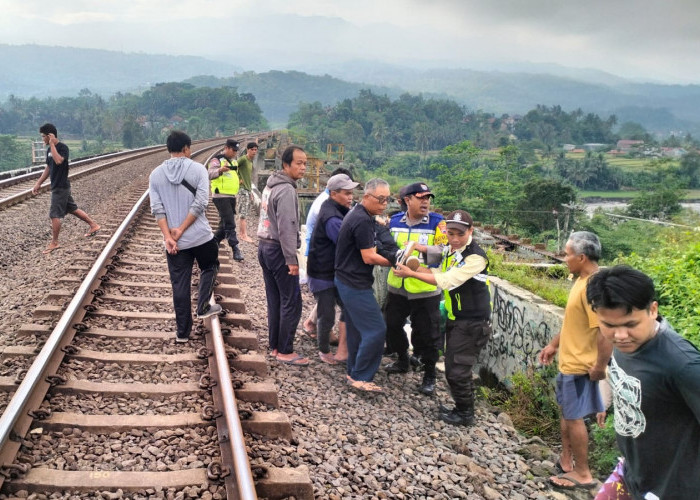 Tragedi di Jembatan Sakalibel Bumiayu Brebes: 3 Remaja Tertemper KA Barang, Satu Meninggal 