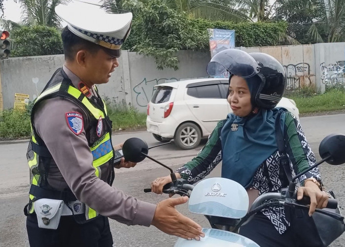 Edukasi Humanis, Satlantas Polres Tegal Beri Teguran Simpatik saat Siyanma Pagi di Slawi