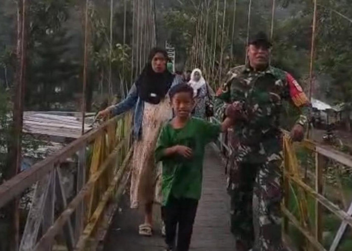 Dramatis! Evakuasi Ibu Hamil Warga Sangkanjaya Tegal Melintasi Jembatan Gantung yang Ambles