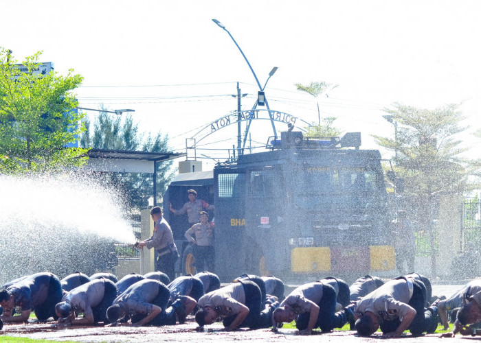 Naik Pangkat, 38 Anggota Polisi di Tegal Diguyur Air dari Water Canon
