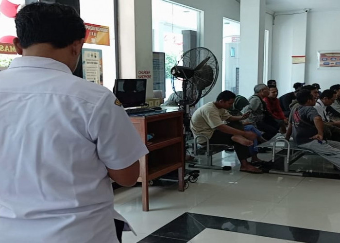 Gangguan Sistem, Ratusan Warga Kota Tegal Terancam Gagal Bayar Pajak Motor  